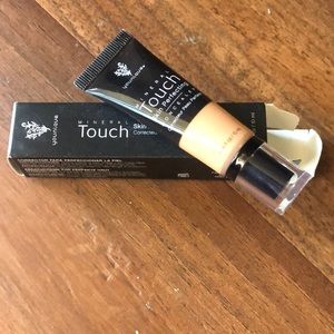 Satin Younique concealer